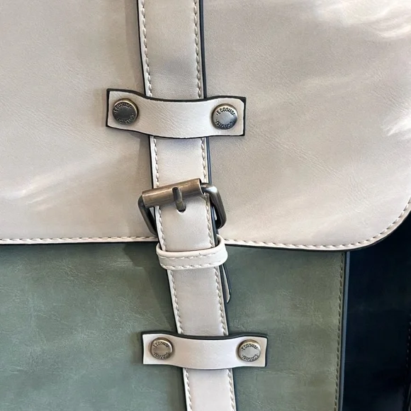 Classic Cream and Green Leather Briefcase - Picture 3 of 15